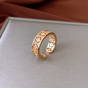 Bague ouverte fleur en zircon plaqué or avec design ajouré complexe et style vintage