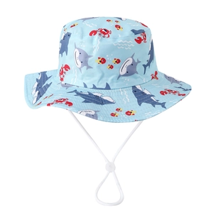 Dettaglio del cappello da sole per bambini con stampe marine e cordino regolabile