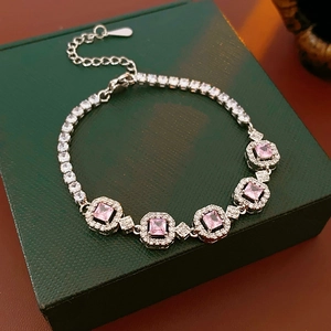 Gros plan du bracelet en zircon argenté avec pierres roses carrées sur boîte à bijoux