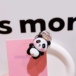 Detail einer Mini-Panda-Haarklammer mit Hochglanz-Finish auf rosa Display-Karte