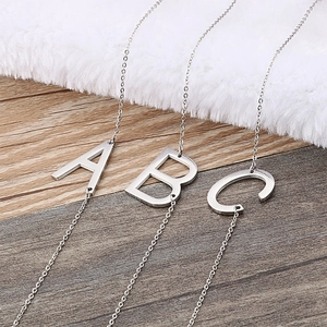Tre collane minimaliste in acciaio inossidabile argento con ciondoli a lettere A, B, C