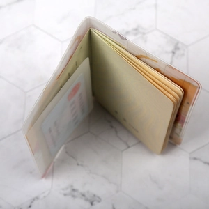 Dettaglio porta passaporto in PVC beige con fessure trasparenti e struttura interna multistrato