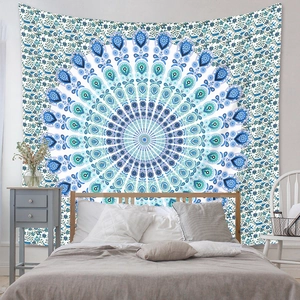 Détail de la tapisserie mandala bleue et turquoise sur un mur de chambre décoré