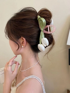 Detailansicht der Haarspange mit rosa Tulpe und Satinschleife in den Haaren