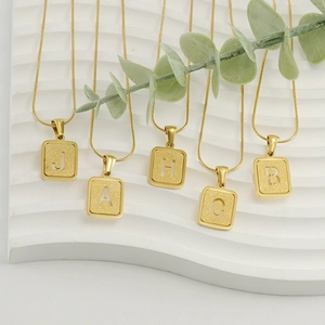 Colliers avec pendentifs alphabet en acier titane plaqué or 18 carats et chaîne serpent