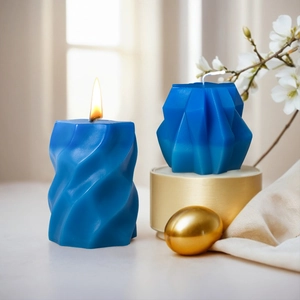 Kreative geometrische blaue Stumpenkerzen mit Spiralform und diamantähnlichen Facetten