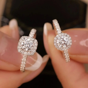 Bagues halo élégantes avec oxydes de zirconium ronds de 1 carat sur montures argentées