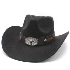 Dettaglio cappello da cowboy in camoscio con fibbia a testa di toro e pietre turchesi