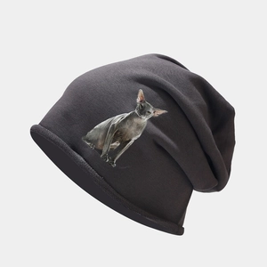 Gros plan d'un bonnet en maille gris foncé avec imprimé réaliste de chat sphinx
