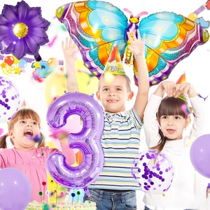 Enfants fêtant un anniversaire avec ballon chiffre 3 violet et décorations papillon