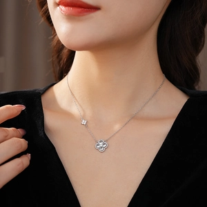 Gros plan d'un collier trèfle en zircon brillant sur le cou d'un mannequin élégant