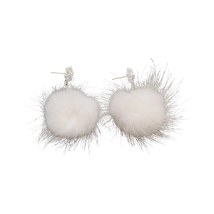 Orecchini eleganti con pompon bianchi e fiocchi di neve per un look invernale