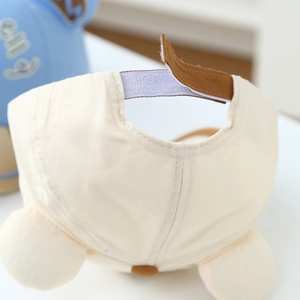 Détail de la sangle Velcro et des oreilles en peluche sur la casquette pour enfant