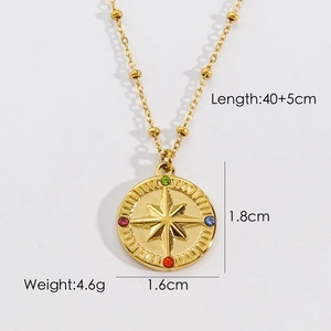 Dettaglio della collana a bussola dorata con pietre colorate e misura catena 40+5cm