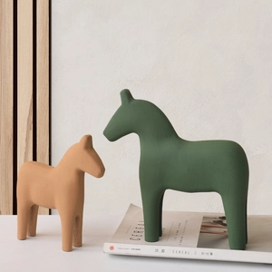 Statues de chevaux minimalistes nordiques vert foncé et orange pour décoration moderne