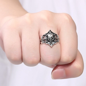 Detaillierte Nahaufnahme von Retro-Skelett-Punk-Ring mit Vintage-Silber-Totenkopf