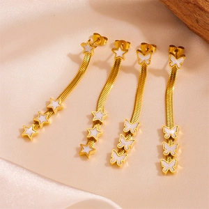 Détails des boucles d'oreilles pampilles dorées avec breloques étoile et papillon