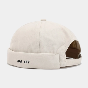 Bonnet Docker beige avec broderie LOW KEY noire en tissu uni pour un style streetwear