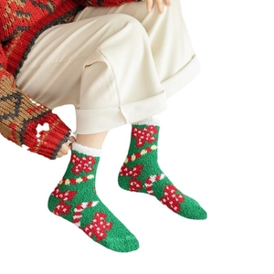 Chaussettes de Noël en polaire corail avec motifs de renne et nœuds sur fond vert festif