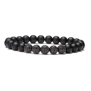 Herrenarmband aus matten schwarzen Perlen mit fünf funkelnden Zirkonia-Kugeln