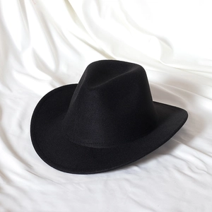 Detailansicht des klassischen schwarzen Cowboyhuts aus Wollfilz mit gebogener Krempe