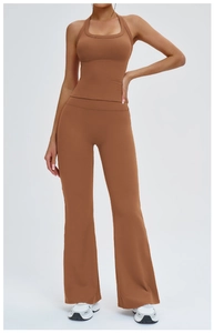 Détail du pantalon évasé taille haute et haut licou en tissu marron foncé