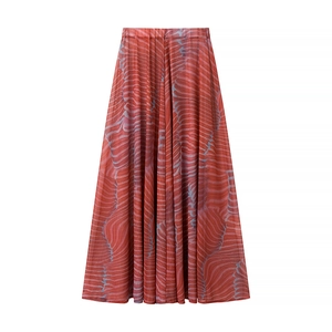 Détail de jupe brun rouge avec motif abstrait bleu sur tissu en maille respirant