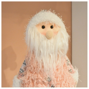Dettaglio del Babbo Natale di peluche rosa con lunga barba in finta pelliccia bianca