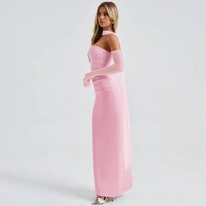 Détail de la robe de soirée rose sans bretelles montrant le tissu et les manches assorties