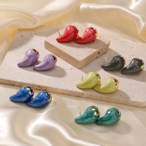Chic multi-color teardrop earrings in resin and gold finish on beige stone