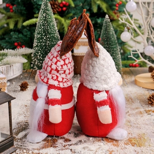 Gnomes de Noël avec bois de renne, chapeaux à carreaux rouges et barbe blanche