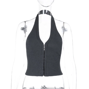 Détail d'un haut dos nu noir en maille avec décolleté en V et fermeture à crochets