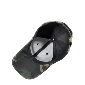 Vista interna di un cappellino da baseball mimetico in cotone con cuciture dettagliate