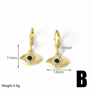 Détail de boucles d'oreilles œil protecteur dorées avec zircons et dimensions 11x14mm