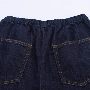 Détail du jogging en jean bleu foncé avec taille élastique et poches à surpiqûres