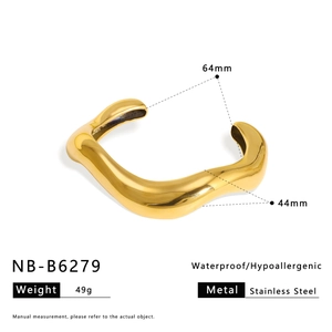 Dettaglio macro del bracciale a onde dorato con larghezza 64mm e peso acciaio di 49g