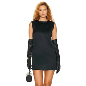 Elegante vestido mini negro sin mangas con espalda descubierta, lazo y guantes largos