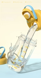 Detailed close-up showing smooth water flow and precise 750ml scale on shaker bottle