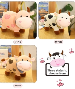 Detalle de los peluches de vaca en rosa, blanco y marrón con bufandas de cuadros