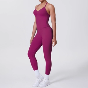 Detail von fuchsiafarbenem V-Ausschnitt Sport-BH und High-Waist Yoga-Hose an Model