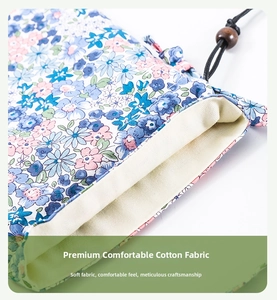 Dettaglio della custodia per cellulare in cotone a fiori con coulisse e legno