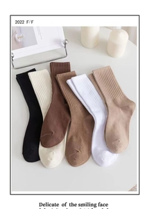 Détails de la maille côtelée et des poignets élastiques sur des chaussettes en coton chaud
