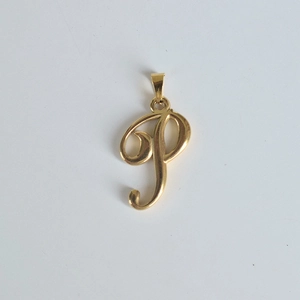Vue détaillée du pendentif vintage lettre P en acier inoxydable doré à l'or 18 carats