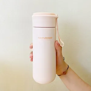 Gourde isotherme rose mate avec dragonne assortie et design minimaliste élégant