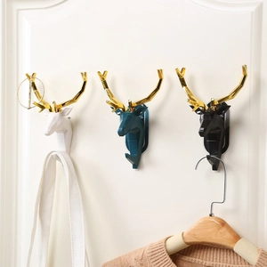 Nordische Hirschkopf-Wandhaken in Weiß, Grün und Schwarz mit eleganten Goldgeweihen