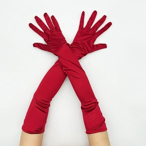 Dettaglio guanti lunghi di raso rosso indossati sulle braccia per look da festa 1920