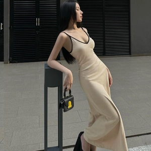 Robe longue moulante en maille côtelée beige avec col en V et dos nu pour femme