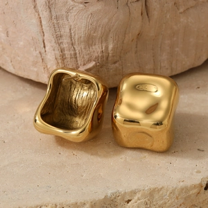 Boucles d'oreilles minimalistes dorées irrégulières avec finition miroir sur pierre texturée
