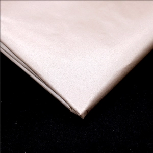 Dettaglio della carta da imballaggio beige perlato metallizzato con trama lucida