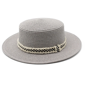 Détail d'un chapeau de paille à bord plat avec ruban à damier et bords effilochés